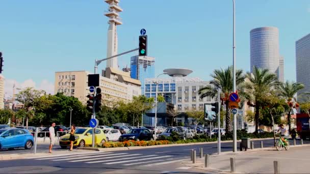 Tel Aviv, Israël - 23 oktober 2016: Uitzicht op Azrieli Center en Ministerie van defensie. Azrieli Center is de Landmark van Tel Aviv. — Stockvideo