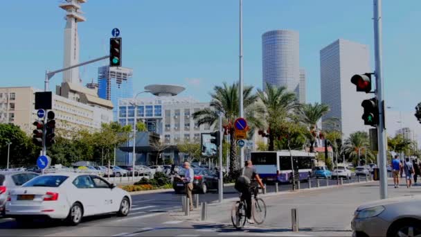Tel Aviv, Israel - 23 octombrie 2016: Transport și vizitatori pe Centrul Azrieli și Ministerul Apărării. Centrul Azrieli este reper — Videoclip de stoc