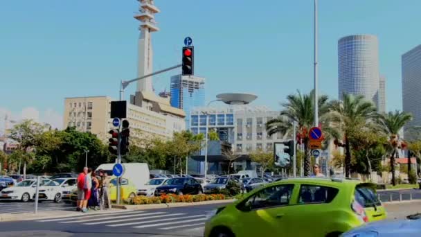 Tel Awiw, Izrael - 23 października 2016: Centrum Tel Awiwu z widokiem Azrieli Center i Ministerstwa Obrony Narodowej. Azrieli Center jest wizytówką — Wideo stockowe