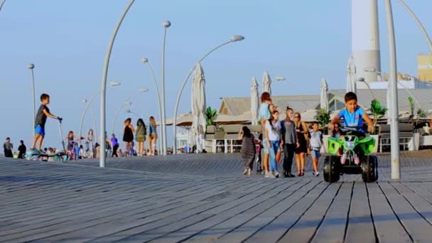 Tel Aviv, Isr - 17 de octubre de 2016: Old Tel Aviv Port Promenade Along the Mediterranean Sea . — Vídeo de stock