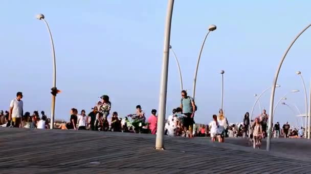 Tel Aviv, Isr - 17 de octubre de 2016: Turistas y lugareños en Old Tel Aviv Port Promenade Along the Mediterranean Sea. Tiempo de caducidad — Vídeo de stock