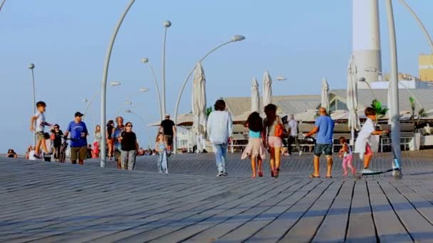 Tel Aviv, Isr - 17 de octubre de 2016: Visitantes en el Puerto Viejo de Tel Aviv. es un destino turístico popular del distrito comercial y de entretenimiento — Vídeo de stock