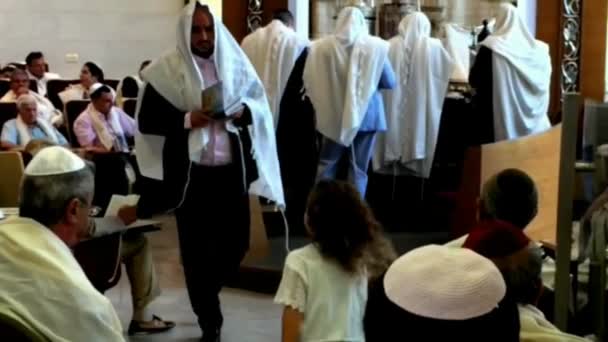 Tel Aviv, Israël - oktober 04,2016: Joodse mannen bidden in de nieuwe synagoge op de feestdag van Rosj Hasjana, het Joodse Nieuwjaar. Slow Motion — Stockvideo