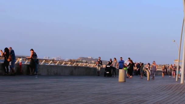 Tel aviv, isr - 17. Oktober 2016: Touristen und Einheimische in der alten tel aviv Hafenpromenade am Mittelmeer. — Stockvideo