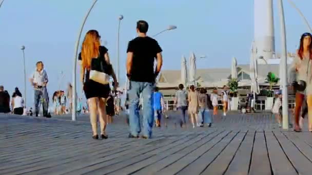 Tel Aviv, Isr - 17 de outubro de 2016: Visitantes em Old Tel Aviv Port Promenade Along the Mediterranean Sea. Tempo de Caducidade — Vídeo de Stock