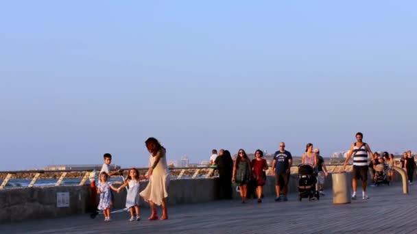 Tel Aviv, Isr - 17 de octubre de 2016: Turistas y lugareños en el Puerto Viejo de Tel Aviv al atardecer. es un destino de viaje popular — Vídeo de stock