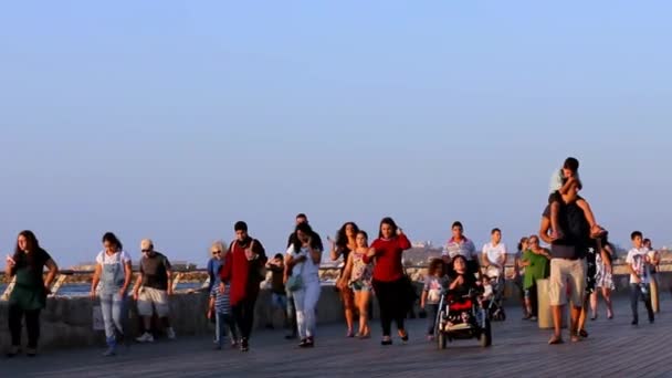 Tel Aviv, Isr - 17 de octubre de 2016: Turistas y lugareños en el Puerto Viejo de Tel Aviv al atardecer. es un destino de viaje popular — Vídeo de stock