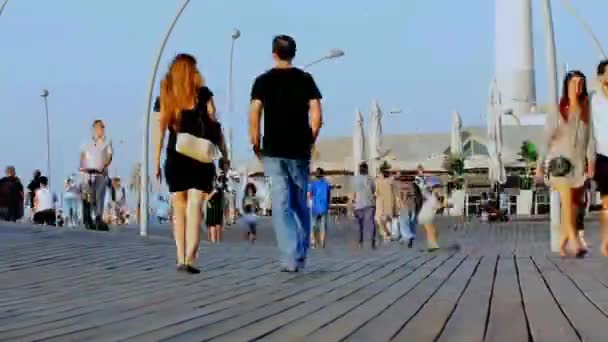 Tel Aviv, Isr - 17 de octubre de 2016: Visitantes en el Puerto Viejo de Tel Aviv. es un destino turístico popular del distrito comercial y de entretenimiento — Vídeo de stock