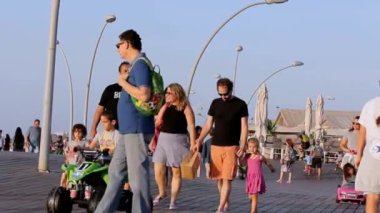 Tel Aviv, ISR - 17 Ekim 2016: Turistler ve yerliler için eski Tel Aviv Port gün batımında. Popüler bir seyahat yer
