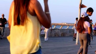 Tel Aviv, ISR - 17 Ekim 2016: Turistler ve yerliler için eski Tel Aviv Port gün batımında. Popüler bir seyahat yer