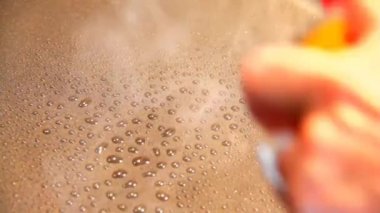 Sprey yağ sıcak tava üzerinde kaynar