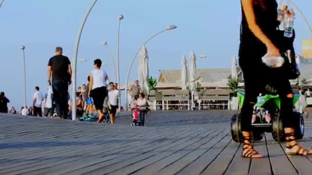 Tel Aviv, Isr - 17 de octubre de 2016: Old Tel Aviv Port Promenade Along the Mediterranean Sea . — Vídeo de stock