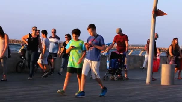 Tel aviv, isr - 17. Oktober 2016: Touristen und Einheimische im alten tel aviv Hafen bei Sonnenuntergang. Es ist ein beliebtes Reiseziel — Stockvideo