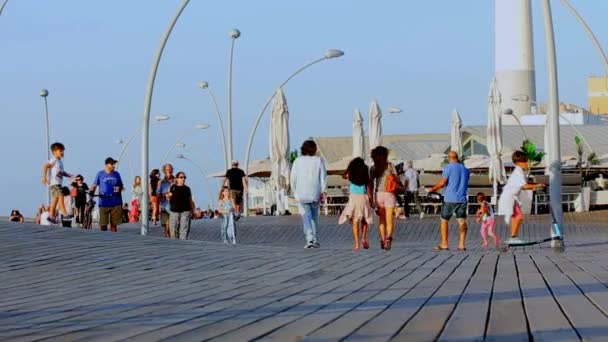 Visitantes em Old Tel Aviv Port . — Vídeo de Stock