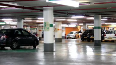 Tel Aviv/İsrail - Kasım 24, 2014:underground garaj ile taşıma arabaları ve park etmiş araçların
