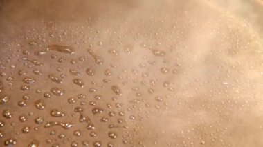 Kahvaltıda kızarmış yumurta tavada pişirme