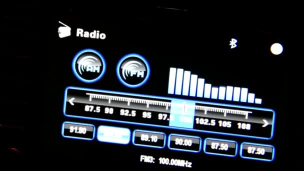 Bil radiodisplayen. Fordonets instrumentpanel konsolen och bil Stereo Radio — Stockvideo