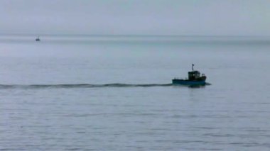 Motorbot Kuzey Denizi'nde. Whitley Bay. Düşük Tide. Doğu sahili, İngiltere'de sabah erken zamanda