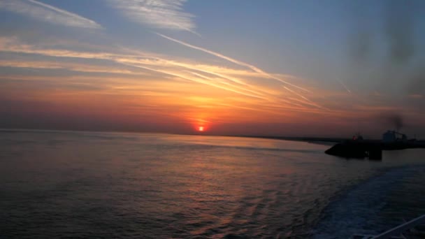 Salida en ferry de Le Havre a Dover al amanecer — Vídeos de Stock