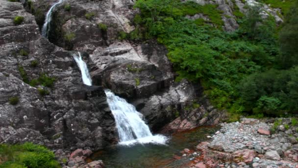 Pequena cachoeira nas Terras Altas da Escócia — Vídeo de Stock