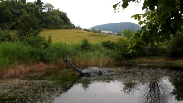 Loch Nesss Monster vid sjön liten. Skottland — Stockvideo