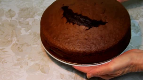 Шоколадный торт на столе — стоковое видео