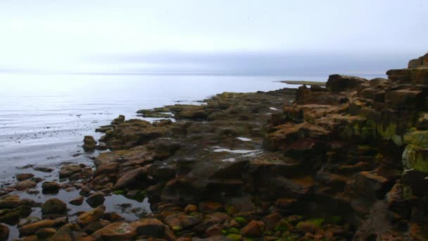 Whitley Bay. Apály-dagály. Anglia keleti partja az időben kora reggel — Stock videók