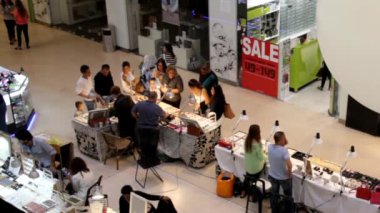 Tel Aviv, İsrail - Kasım 2014 yaklaşık: Perakende Bijuteri büyük bir mağaza içinde hafta sonu itibariyle geçici raflar ile