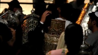 Tel Aviv, İsrail - 24 Ekim 2016: İsrail erkek Yahudi tatil Simchat Torah kutlamak