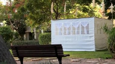 Yahudi tatil Sukkot. bir Sukkah bir geçici baraka inşa için kullanımı sırasında haftalık Yahudi Festivali, Sukkot var. Kamerayı aşağı taşır