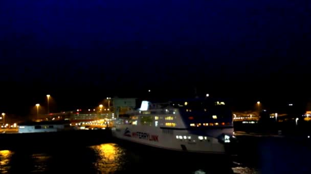 Salida en ferry de Dover a Le Havre en la noche — Vídeo de stock