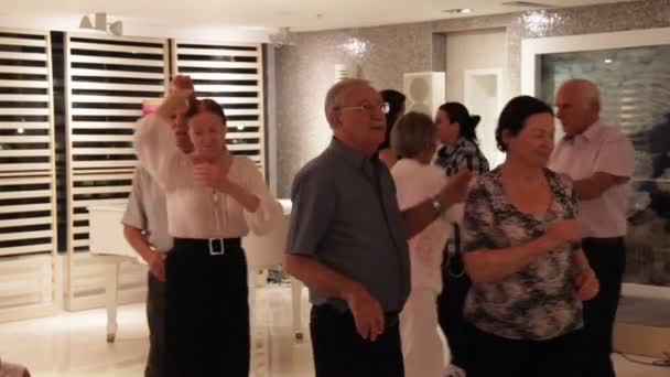Вечір танців в готелі — стокове відео