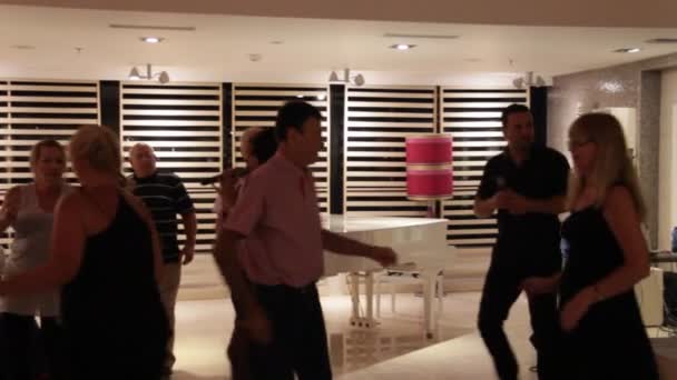 Kvällen danser på Hotel — Stockvideo