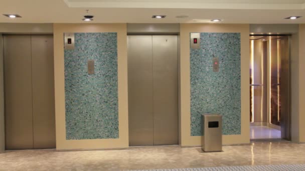 在现代酒店的电梯 — 图库视频影像