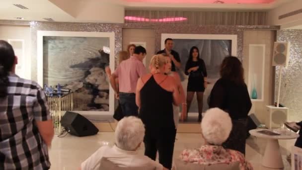 Danças noturnas no Hotel — Vídeo de Stock