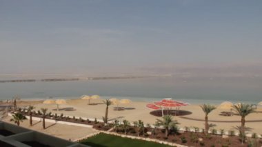 Ölü Deniz ve otel Beach