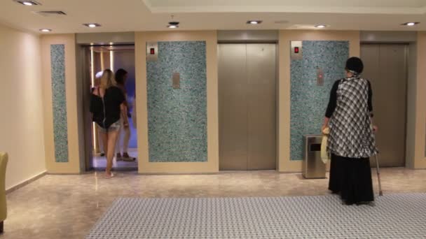 在现代酒店的电梯 — 图库视频影像
