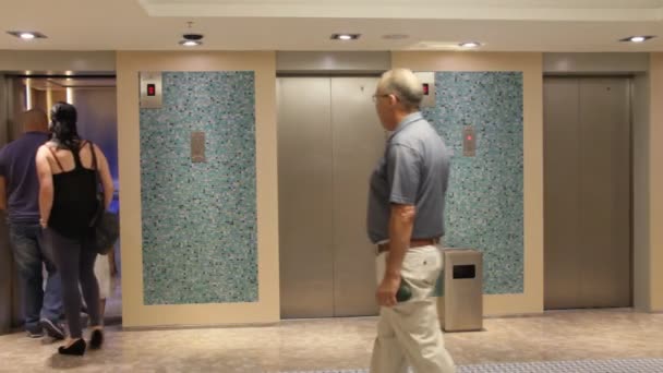 Лифт в современном отеле — стоковое видео