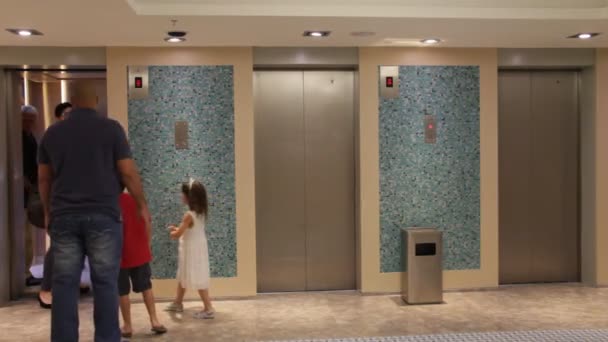 Ασανσέρ στο σύγχρονο ξενοδοχείο — Αρχείο Βίντεο