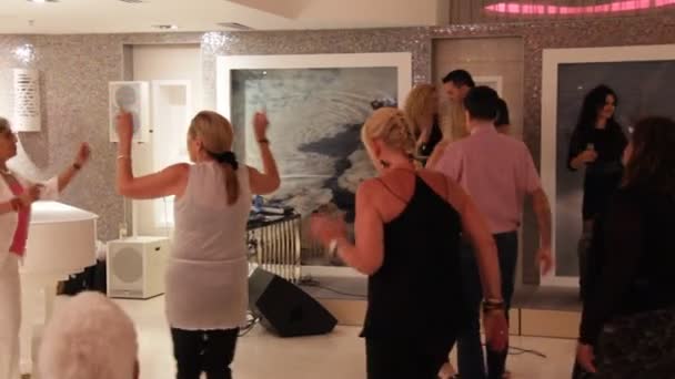 晚上在宾馆的舞蹈 — 图库视频影像