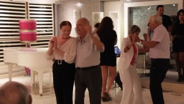 Bailes nocturnos en el hotel — Vídeos de Stock