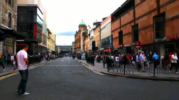 Fotgängare i centrum av Glasgow på området Buchanan och Sauchiehall Street — Stockvideo