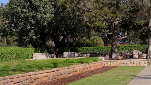 Guardia de Seguridad y Un Visitante Cerca de Puerta en el Parque de Rothschild. Ramat Hanadiv. Memorial Gardens y Parque Natural — Vídeo de stock