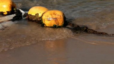 Şamandıralar su yüzeyinde. Ağır çekim