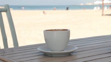 Ahşap Beach masada beyaz kahve fincanı