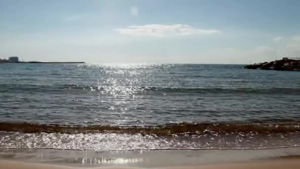 Zonne-Patches van licht op tropische zee oppervlak op blauwe hemel achtergrond — Stockvideo