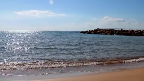 Słoneczne plamy światła na powierzchni morza tropikalne na niebieski niebo tło — Wideo stockowe
