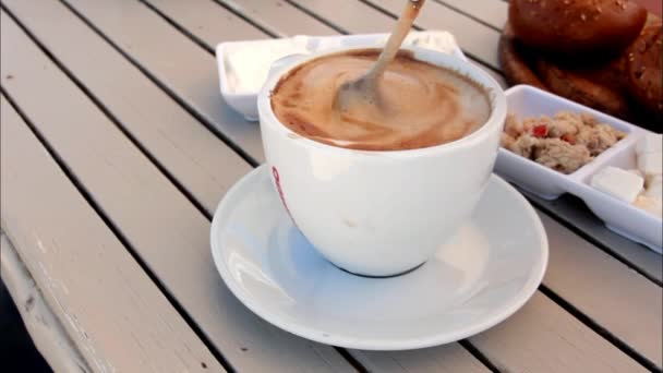 Tazza da caffè bianca sul tavolo da spiaggia in legno — Video Stock