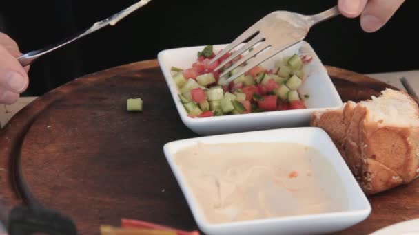 Café da manhã romântico em um café na praia. Salada — Vídeo de Stock