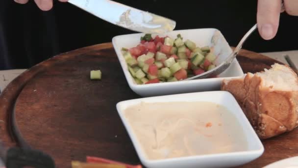 Romantisches Frühstück in einem Café am Strand. Zeitraffer — Stockvideo